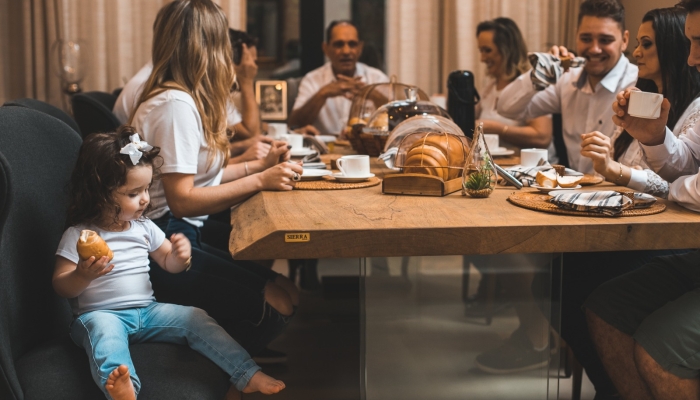 O encanto da mesa – Um convite para reunir corações e saborear a vida